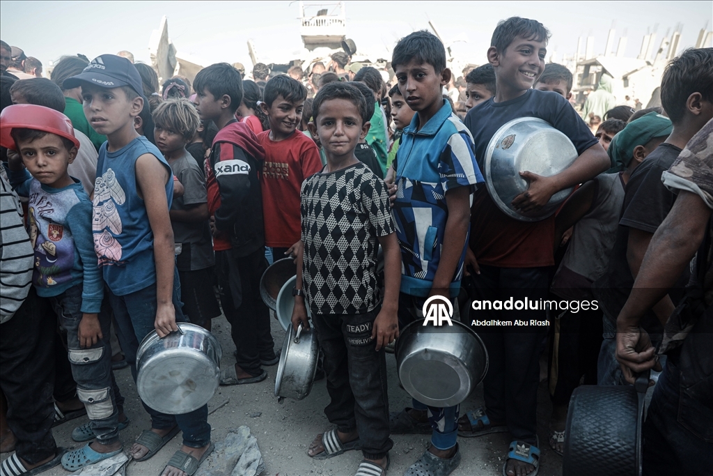 Gazze'nin kuzeyindeki Beyt Lahya'daki Filistinlilere sıcak yemek dağıtıldı