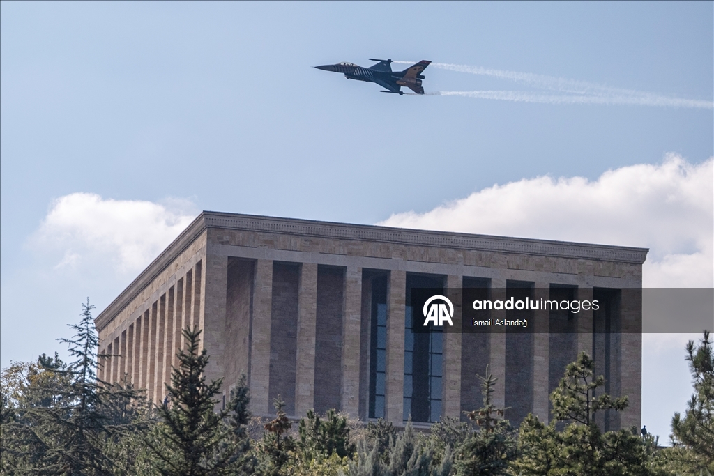 Ekipi akrobatik SOLOTURK, shfaqje fluturimi mbi Anitkabir për 102-vjetorin e Republikës