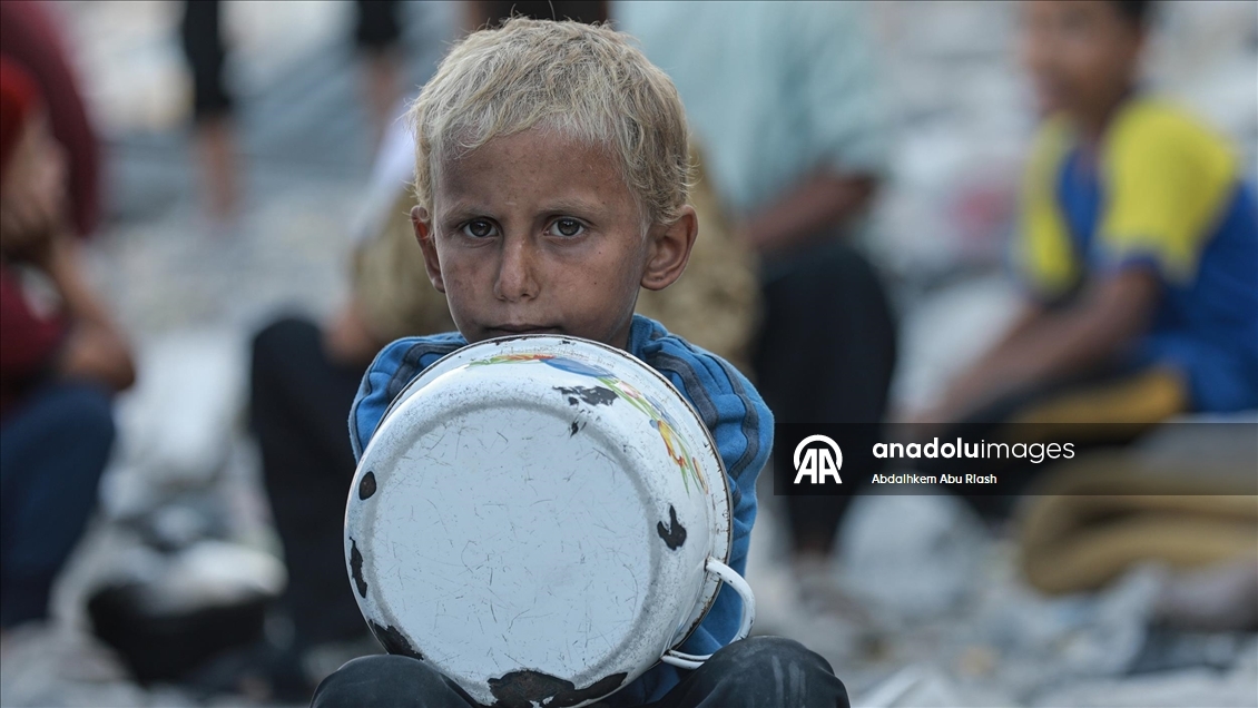 Gazze'nin kuzeyindeki Beyt Lahya'daki Filistinlilere sıcak yemek dağıtıldı
