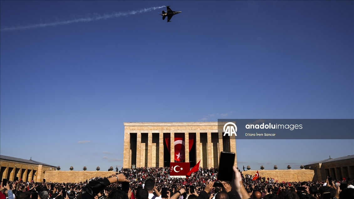 SOLOTÜRK'ten Anıtkabir üzerinde Cumhuriyet'in 102. yıl dönümüne özel uçuş gösterisi