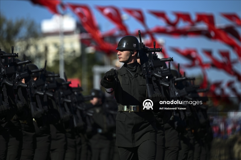 إسطنبول.. عروض شعبية وعسكرية بمناسبة عيد الجمهورية