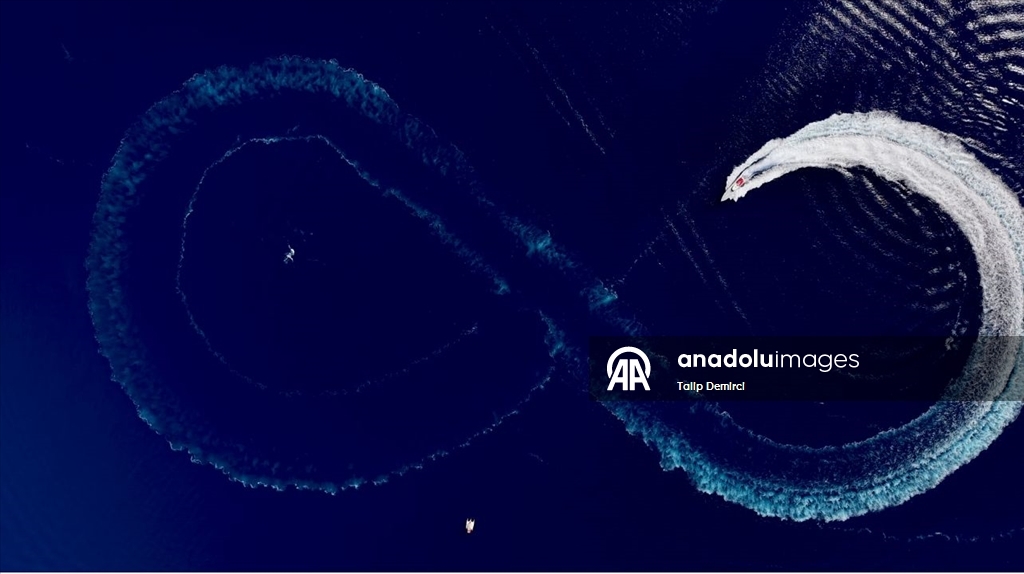 Antalya'da 50 paraşütçü Türk bayraklarıyla atlayış yaptı