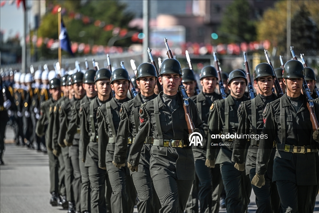 Ankara'da Cumhuriyet Bayramı dolayısıyla resmi geçit töreni yapıldı