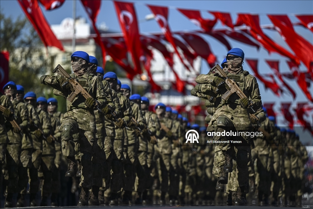 إسطنبول.. عروض شعبية وعسكرية بمناسبة عيد الجمهورية