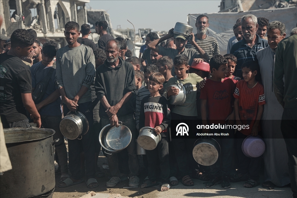 Gazze'nin kuzeyindeki Beyt Lahya'daki Filistinlilere sıcak yemek dağıtıldı