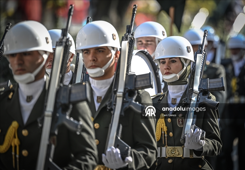 Ankara'da Cumhuriyet Bayramı dolayısıyla resmi geçit töreni yapıldı