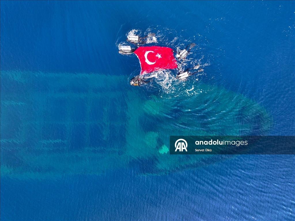 Deniz polisleri 29 Ekim'i su altında bayrak açarak kutladı