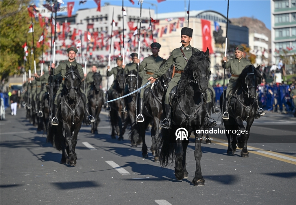Ankara'da Cumhuriyet Bayramı dolayısıyla resmi geçit töreni yapıldı