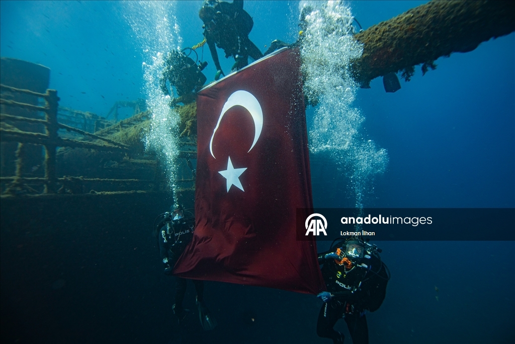 Deniz polisleri 29 Ekim'i su altında bayrak açarak kutladı