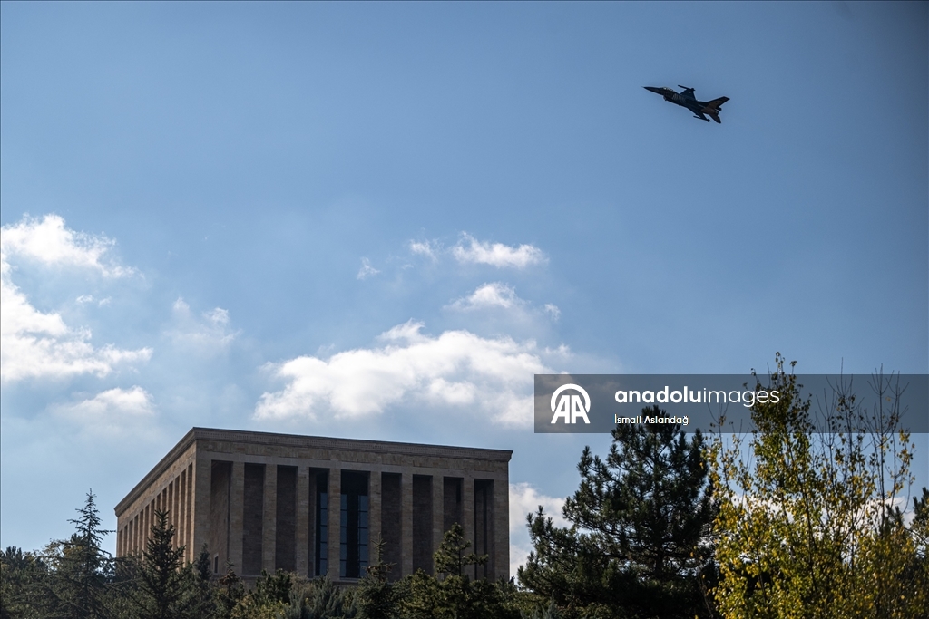 SOLOTÜRK'ten Anıtkabir üzerinde Cumhuriyet'in 102. yıl dönümüne özel uçuş gösterisi