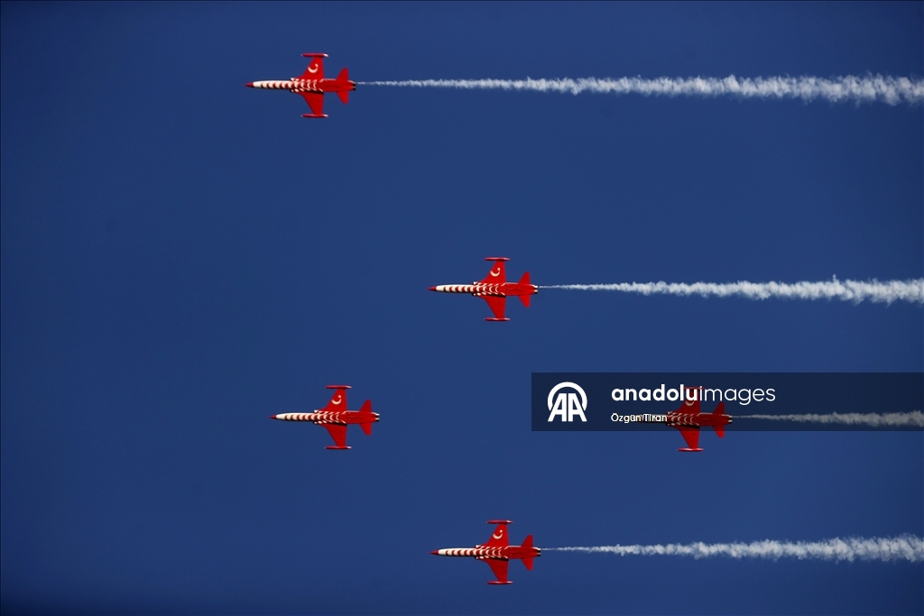 Türk Yıldızları, Kırklareli semalarında gösteri uçuşu yaptı