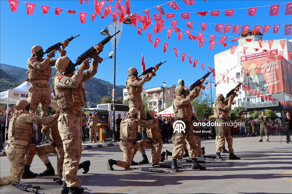 Manisa'da 29 Ekim Cumhuriyet Bayramı kutlanıyor