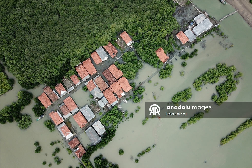 Endonezya'nın kuzey Java kıyı yerleşimlerinde gelgit seli yıkıma neden oldu