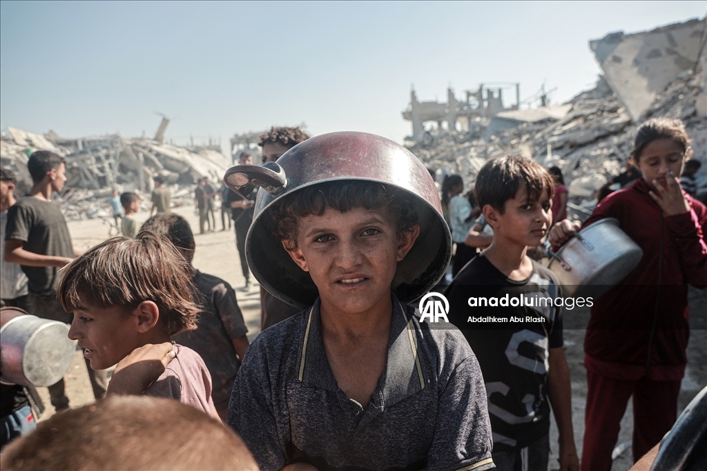 Gazze'nin kuzeyindeki Beyt Lahya'daki Filistinlilere sıcak yemek dağıtıldı