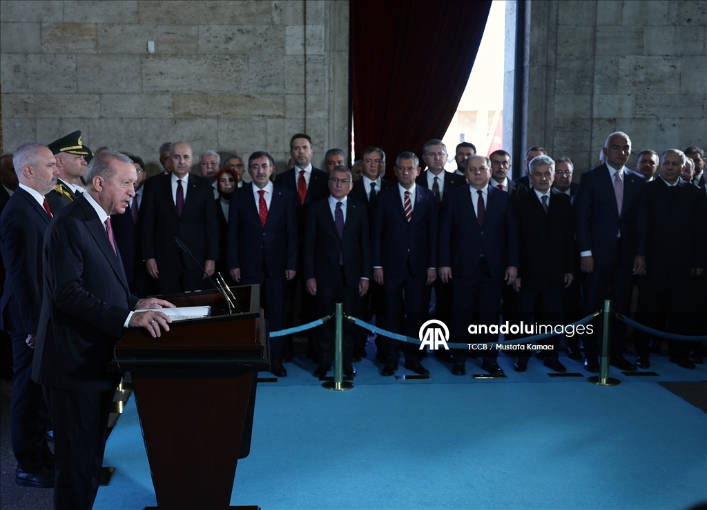 Cumhurbaşkanı Erdoğan başkanlığındaki devlet erkanı Anıtkabir'i ziyaret etti