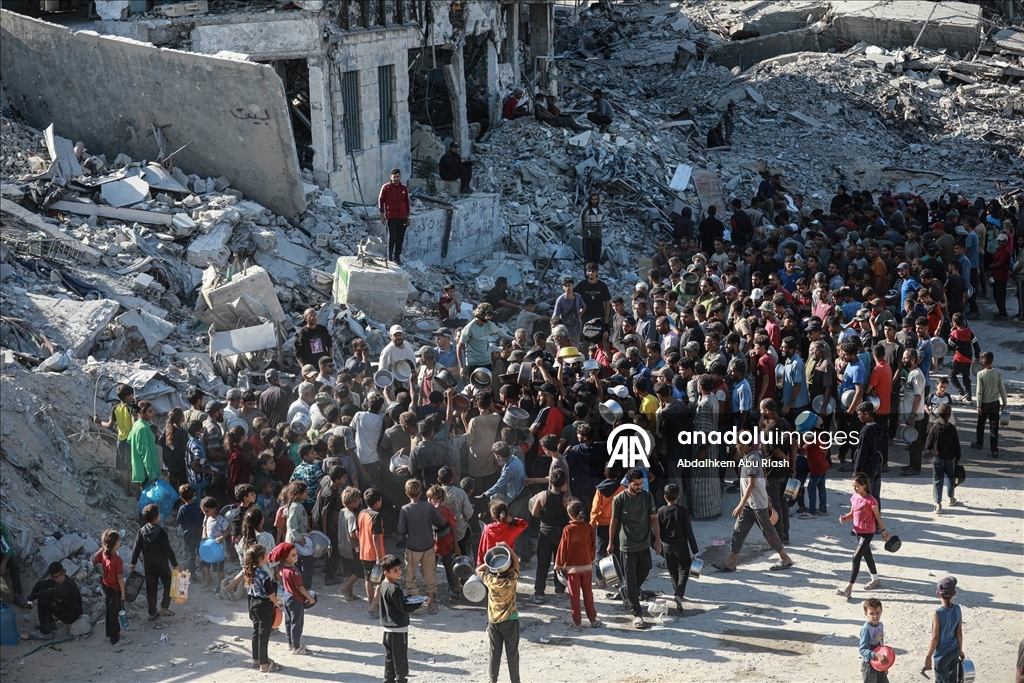 Gazze'nin kuzeyindeki Beyt Lahya'daki Filistinlilere sıcak yemek dağıtıldı