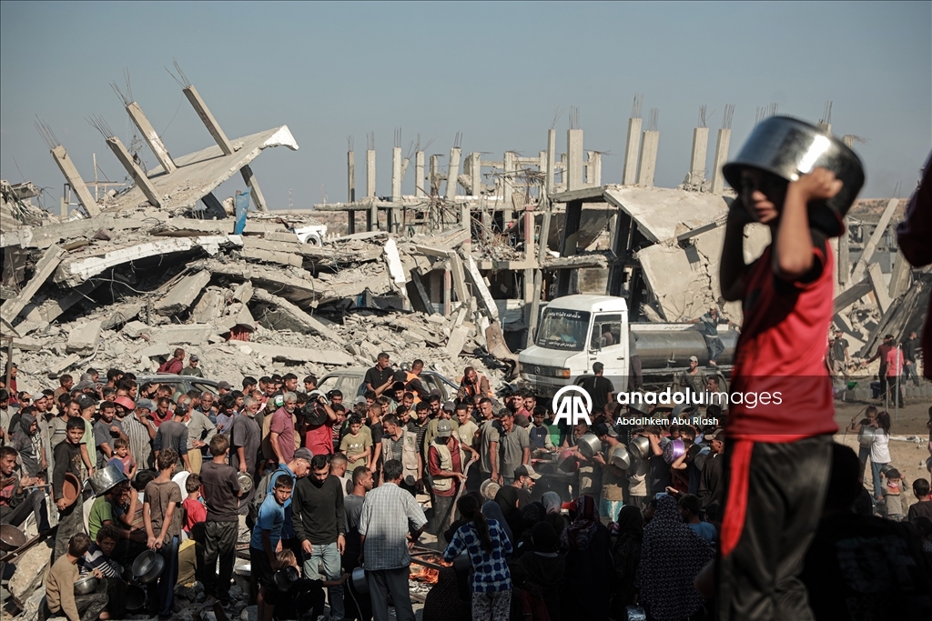 Gazze'nin kuzeyindeki Beyt Lahya'daki Filistinlilere sıcak yemek dağıtıldı
