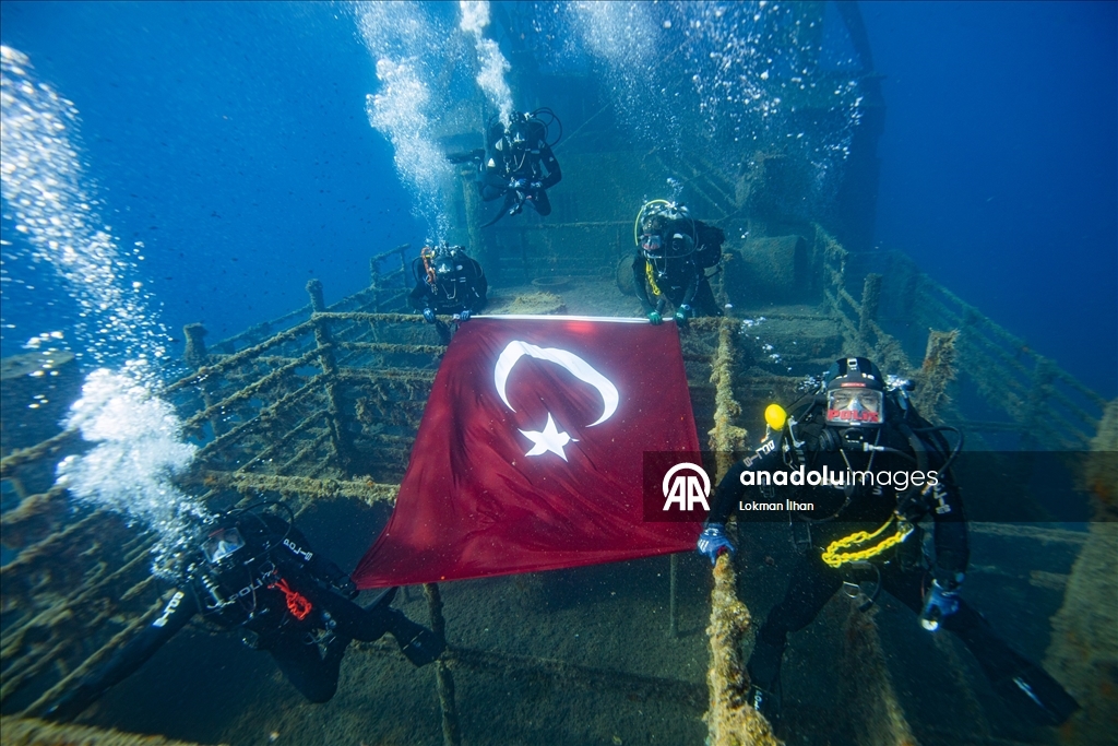 Deniz polisleri 29 Ekim'i su altında bayrak açarak kutladı