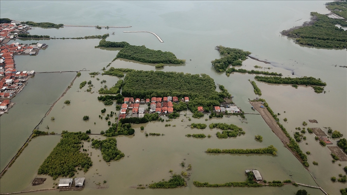 Endonezya'nın kuzey Java kıyı yerleşimlerinde gelgit seli yıkıma neden oldu