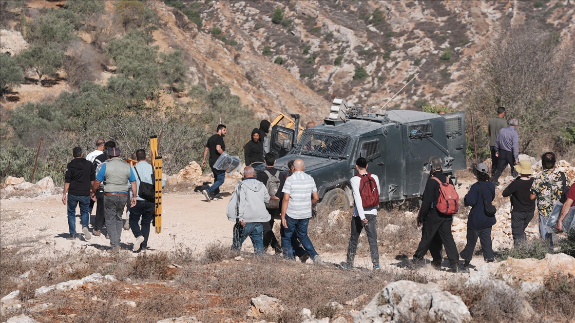 Filistin topraklarını gasbeden İsraillilerin, Batı Şeria'da zeytin hasadı yapan çiftçilere yönelik saldırıları