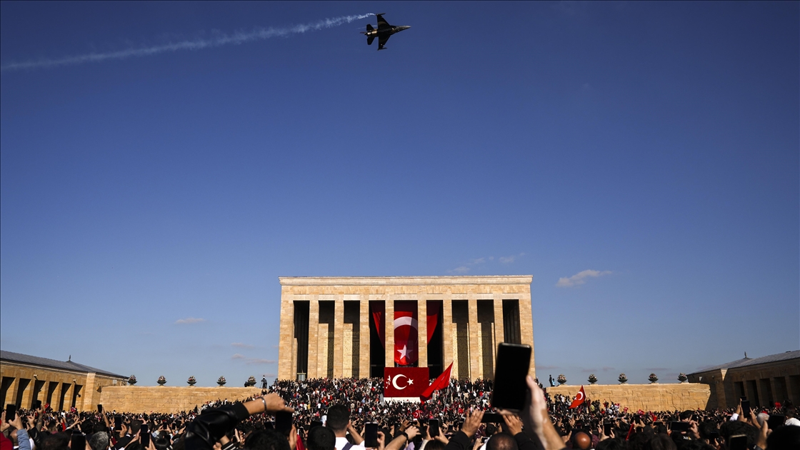 SOLOTÜRK'ten Anıtkabir üzerinde Cumhuriyet'in 102. yıl dönümüne özel uçuş gösterisi