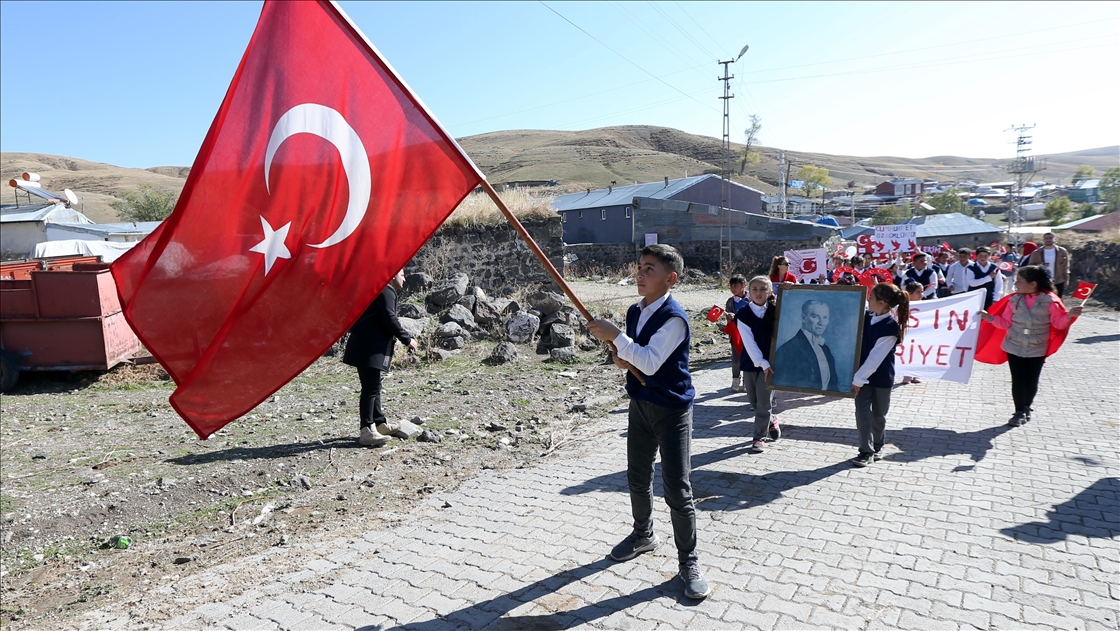 Sınır köyünde yürekleri ısıtan Cumhuriyet coşkusu