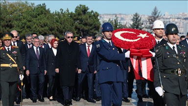Cumhurbaşkanı Erdoğan başkanlığındaki devlet erkanı Anıtkabir'i ziyaret etti