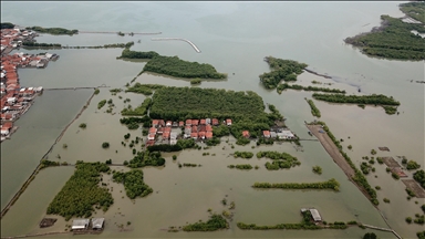 Endonezya'nın kuzey Java kıyı yerleşimlerinde gelgit seli yıkıma neden oldu