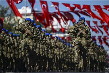 إسطنبول.. عروض شعبية وعسكرية بمناسبة عيد الجمهورية