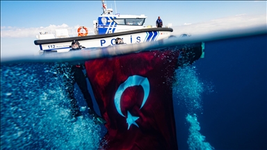 Deniz polisleri 29 Ekim'i su altında bayrak açarak kutladı