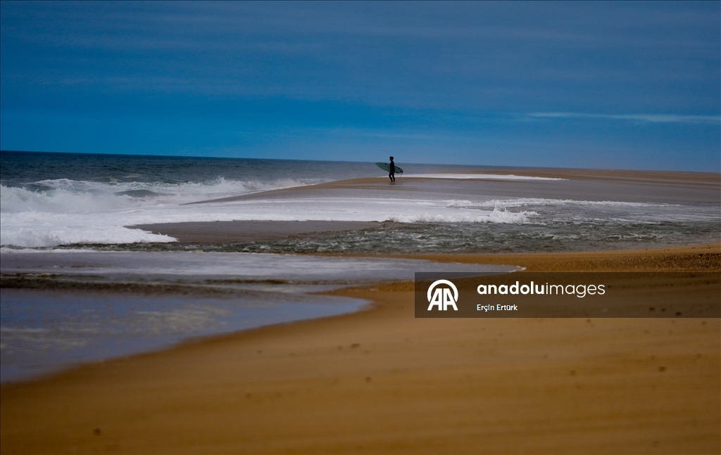 Назаре привлекает любителей спокойного отдыха и серфинга