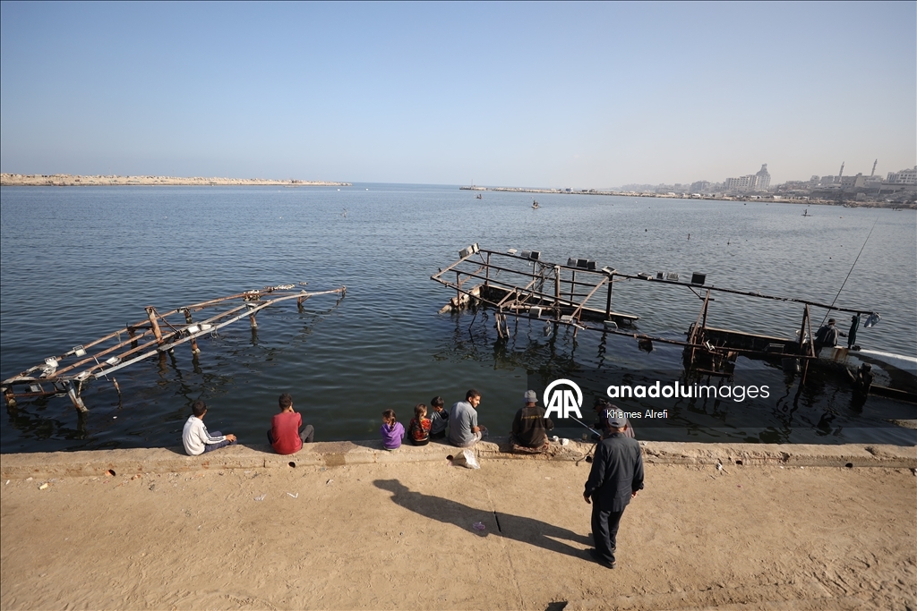 Палестинские рыбаки надеются вновь выйти в море на поврежденных лодках