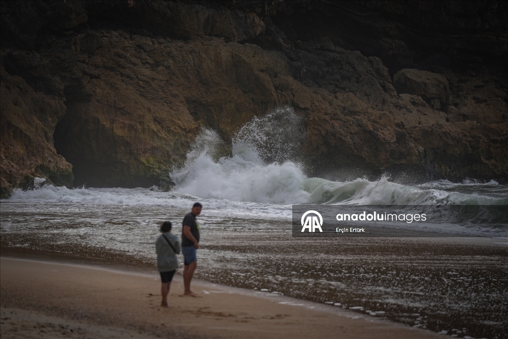 Назаре привлекает любителей спокойного отдыха и серфинга