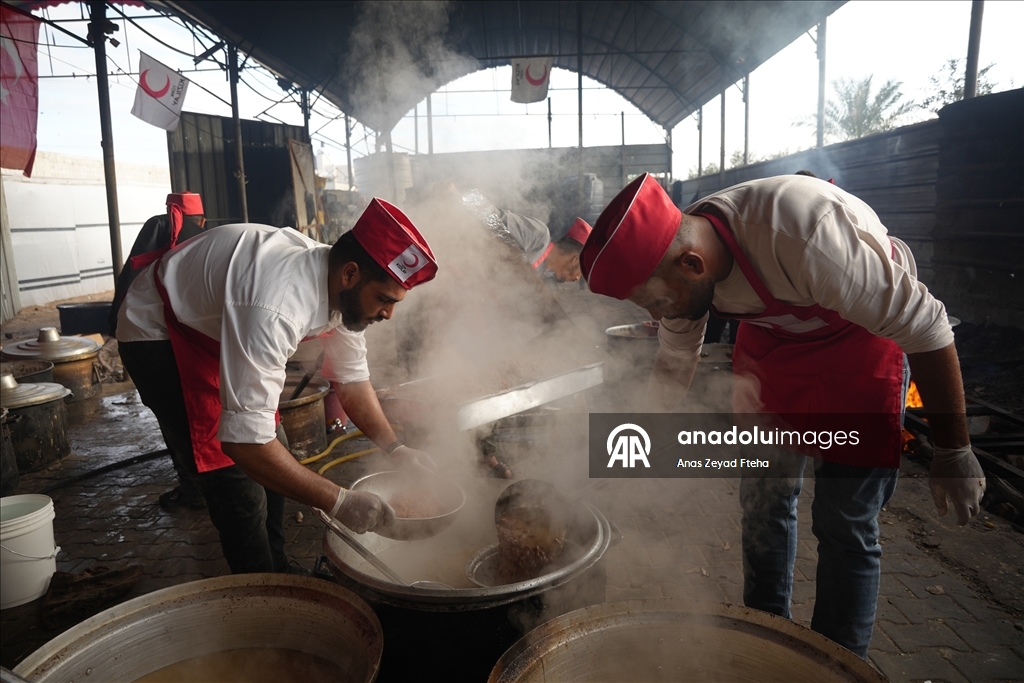 Türk Kızılay, Filistinliler için bağışlanan kurban etlerini Gazze'de dağıtmaya başladı