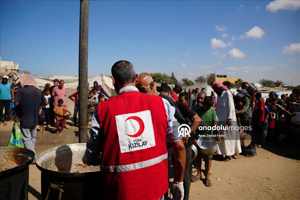 Türk Kızılay, Filistinliler için bağışlanan kurban etlerini Gazze'de dağıtmaya başladı