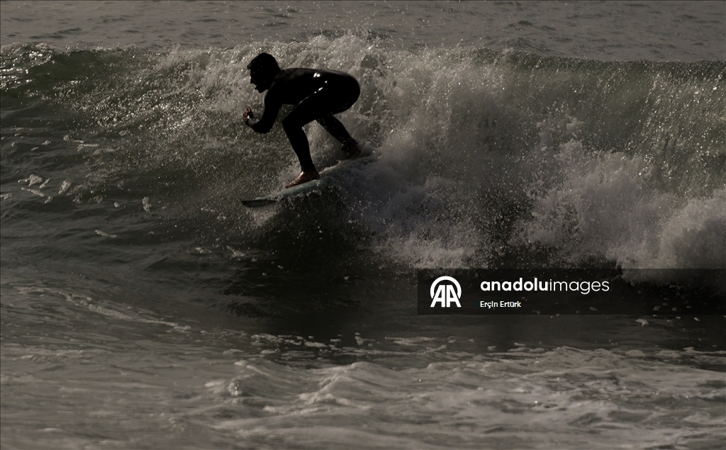 Назаре привлекает любителей спокойного отдыха и серфинга