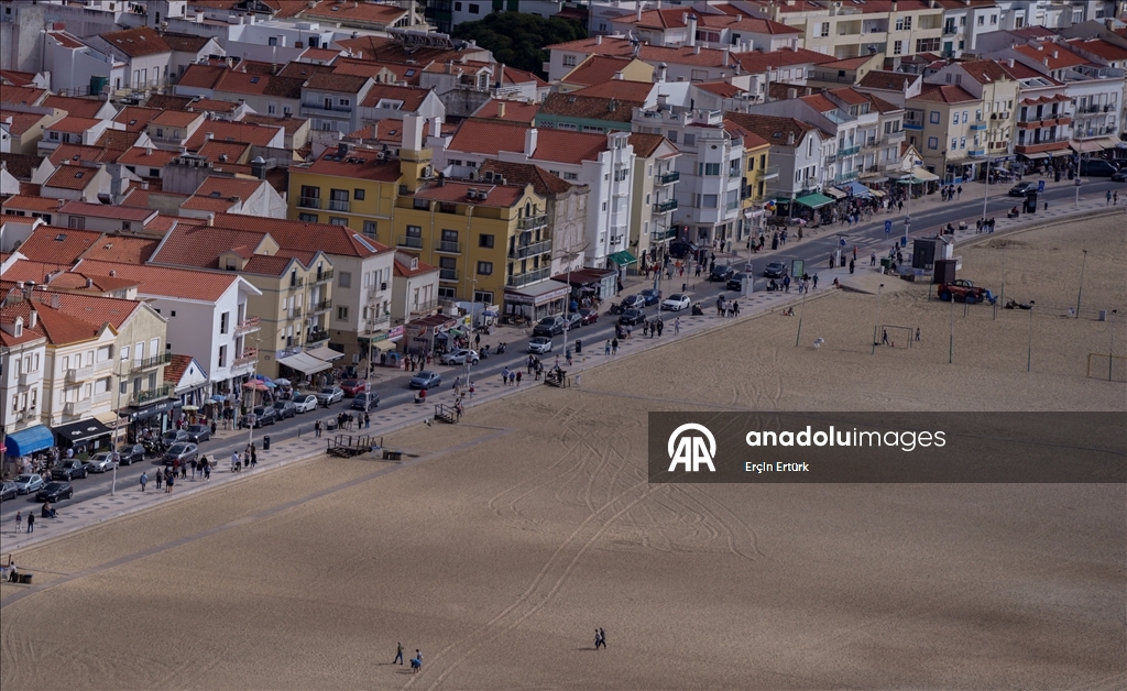 Назаре привлекает любителей спокойного отдыха и серфинга