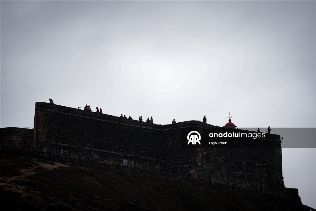 Назаре привлекает любителей спокойного отдыха и серфинга