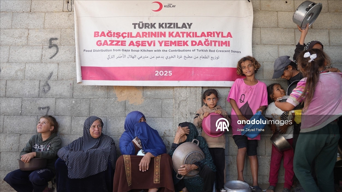 Türk Kızılay, Filistinliler için bağışlanan kurban etlerini Gazze'de dağıtmaya başladı