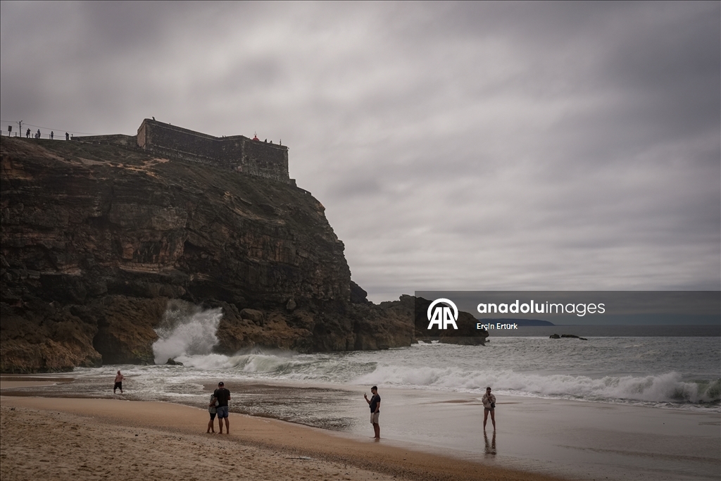 Назаре привлекает любителей спокойного отдыха и серфинга