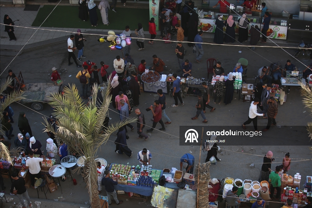 На рынках в лагере беженцев Нусайрат в Газа оживилась торговля