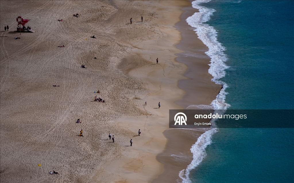 Назаре привлекает любителей спокойного отдыха и серфинга