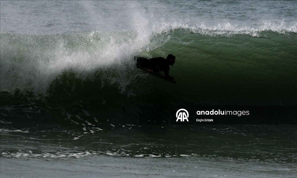 Назаре привлекает любителей спокойного отдыха и серфинга