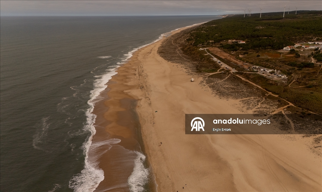 Назаре привлекает любителей спокойного отдыха и серфинга