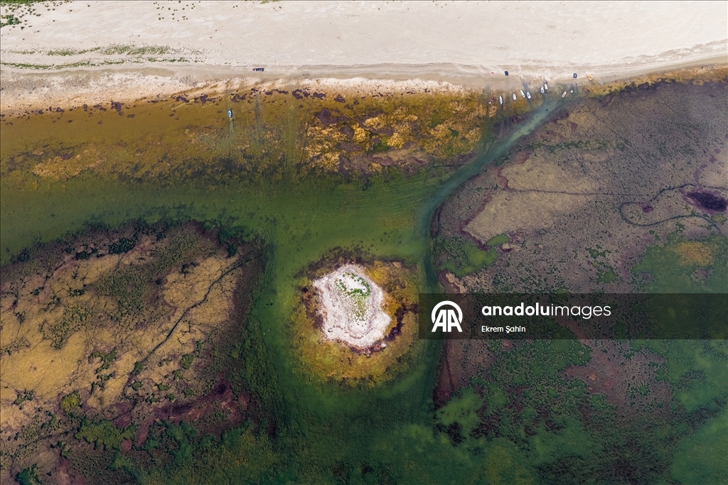 Eğirdir Gölü’nde su seviyesinin düşmesiyle yeni adalar ortaya çıktı