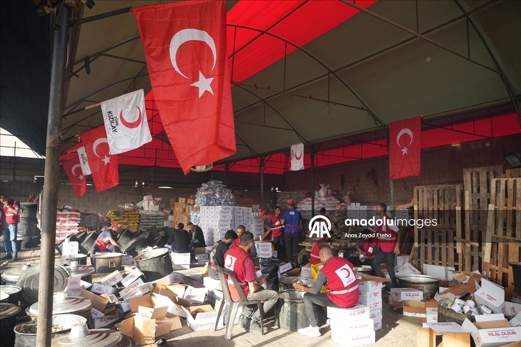 Türk Kızılay, Filistinliler için bağışlanan kurban etlerini Gazze'de dağıtmaya başladı