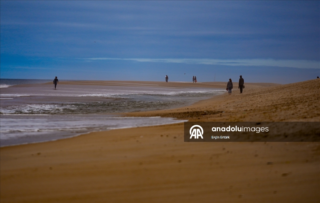 Назаре привлекает любителей спокойного отдыха и серфинга