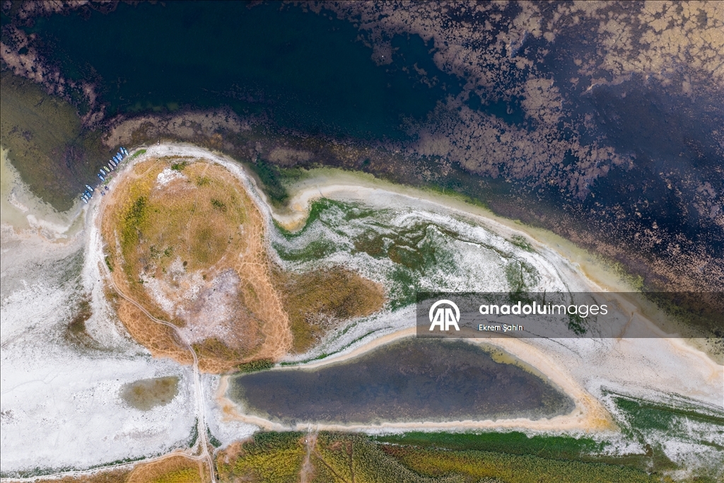 Eğirdir Gölü’nde su seviyesinin düşmesiyle yeni adalar ortaya çıktı