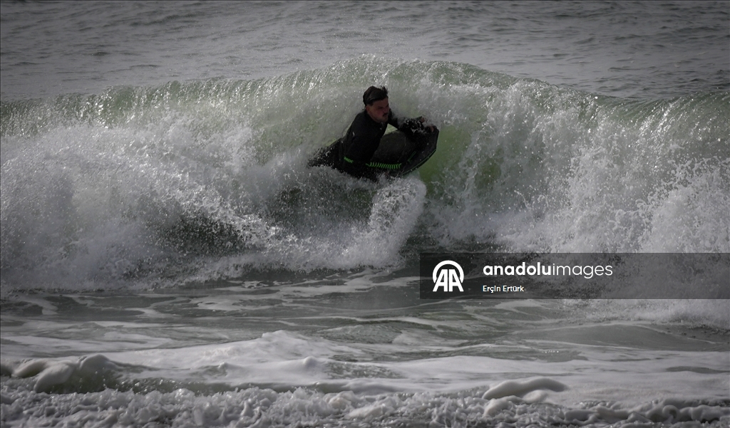 Назаре привлекает любителей спокойного отдыха и серфинга