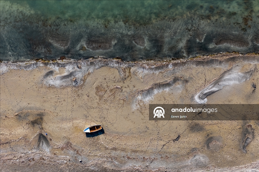 В результате снижения уровня воды в озере Эгирдир появились новые острова